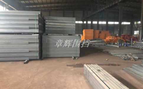 金屬圍擋的照明設施是否需要考慮夜間通行需求？