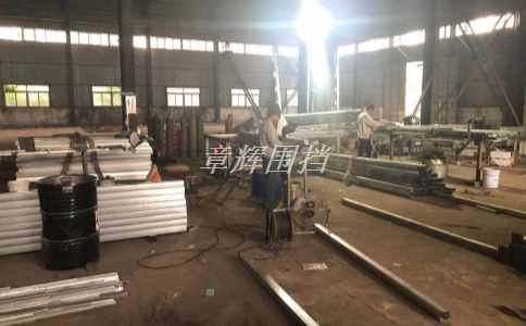 如何在清洗金屬圍擋時(shí)避免對周邊環(huán)境造成污染？（金屬圍擋清洗環(huán)保措施）