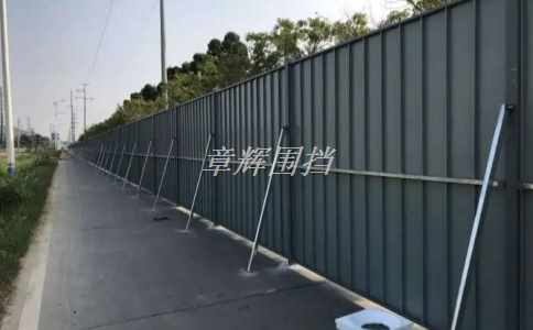 環(huán)保型pvc圍擋是否比傳統(tǒng)pvc圍擋持久？（生物降解pvc圍擋的優(yōu)勢(shì)和劣勢(shì)）